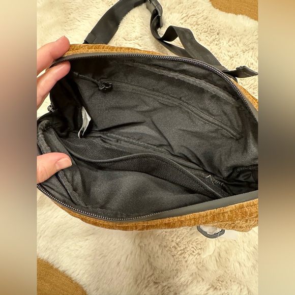 BNWT TushBaby The Pack in Sable Velvet - Picture 7 of 11